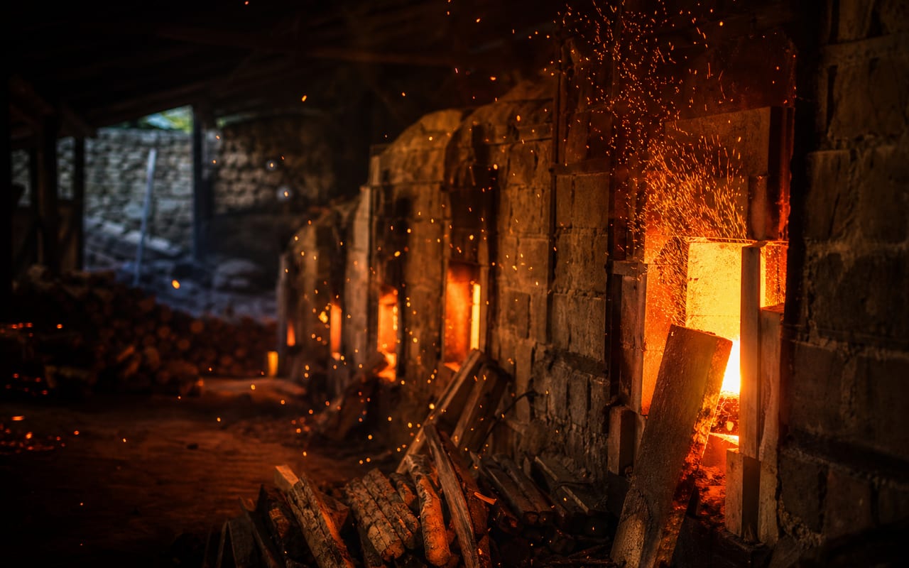 登り窯の焚成風景