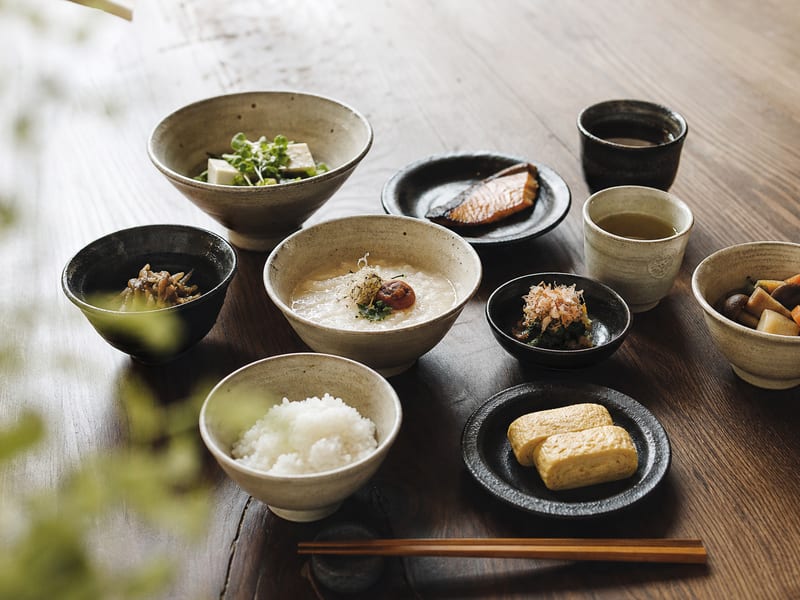 糠白釉と黒釉の食器の数々