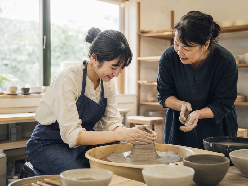 陶芸体験教室で土に触れる参加者